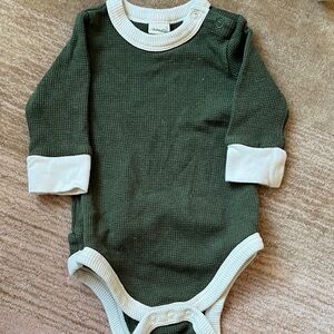 Goumi Cozy Green and White Baby Bodysuit
